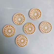 Load image into Gallery viewer, BEVERLY / Daisy Coaster / Peaches and Cream
